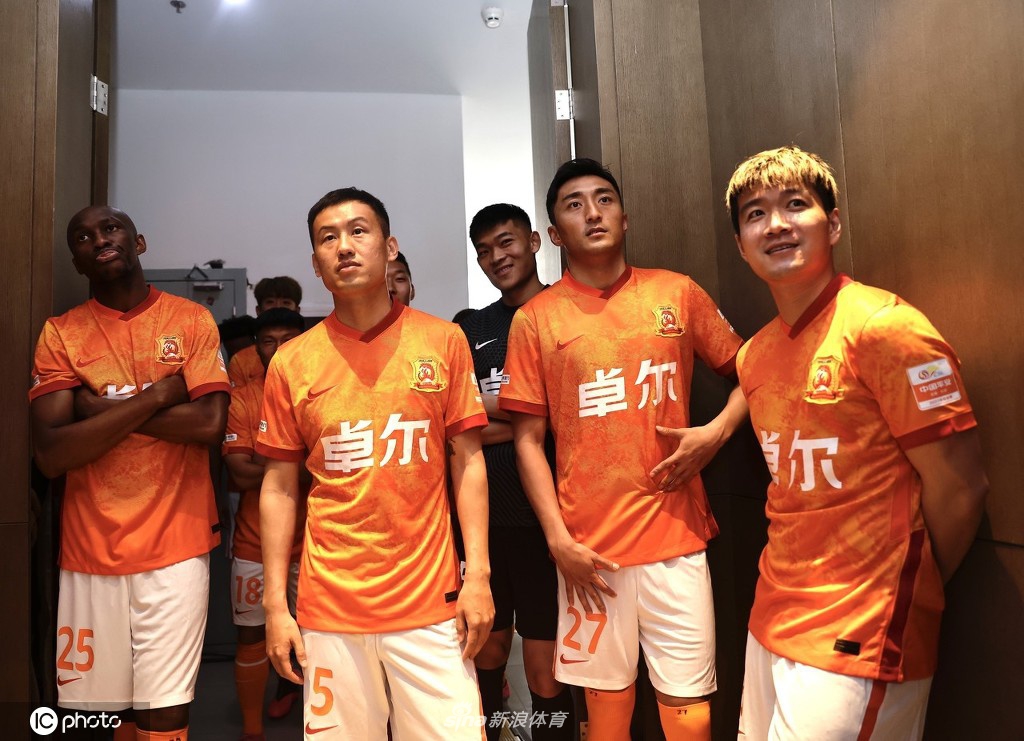 中超武汉队新赛季出征仪式 李霄鹏引领众人