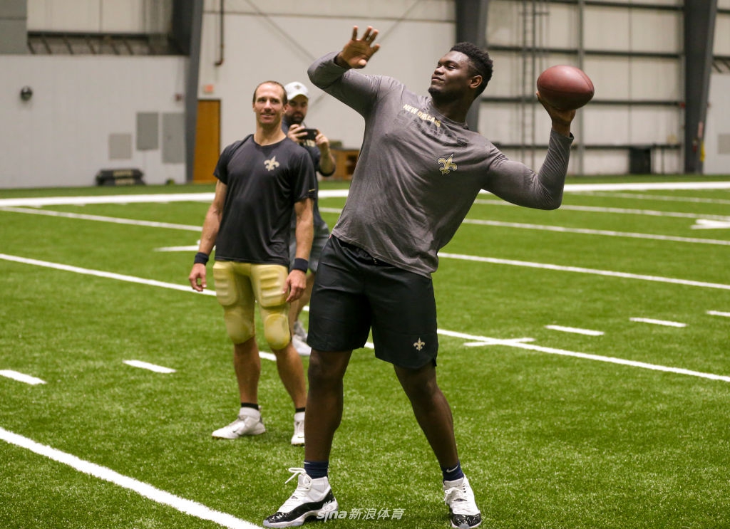 NBA状元秀锡安拜访NFL圣徒队 他打橄榄球也是一员猛将