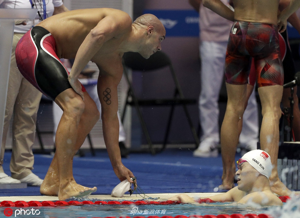 孙杨主动“握手”疑遭巴西选手拒绝