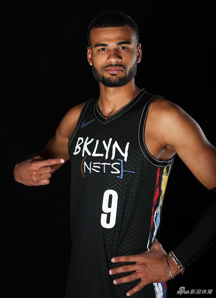 篮网队拍摄新赛季球员写真 杜兰特欧文造型满分