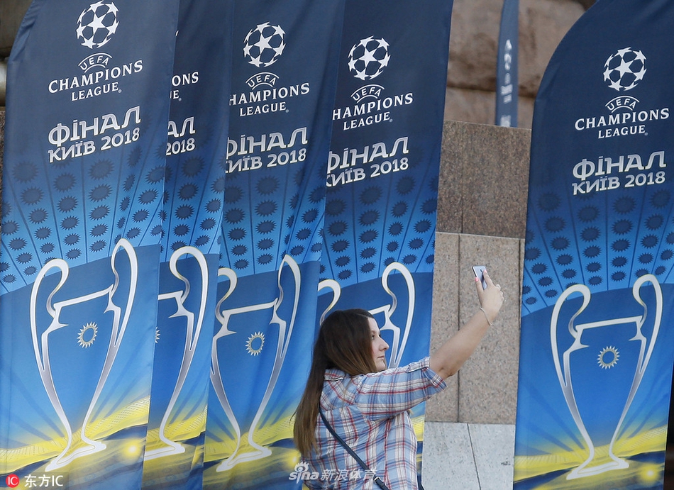 基辅静待欧冠决赛奖杯模型亮相广场