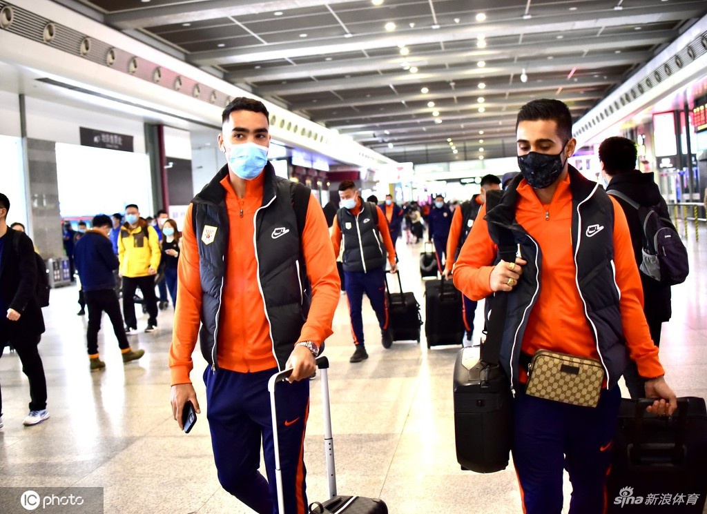 山东泰山抵达上海 备战与国足热身赛