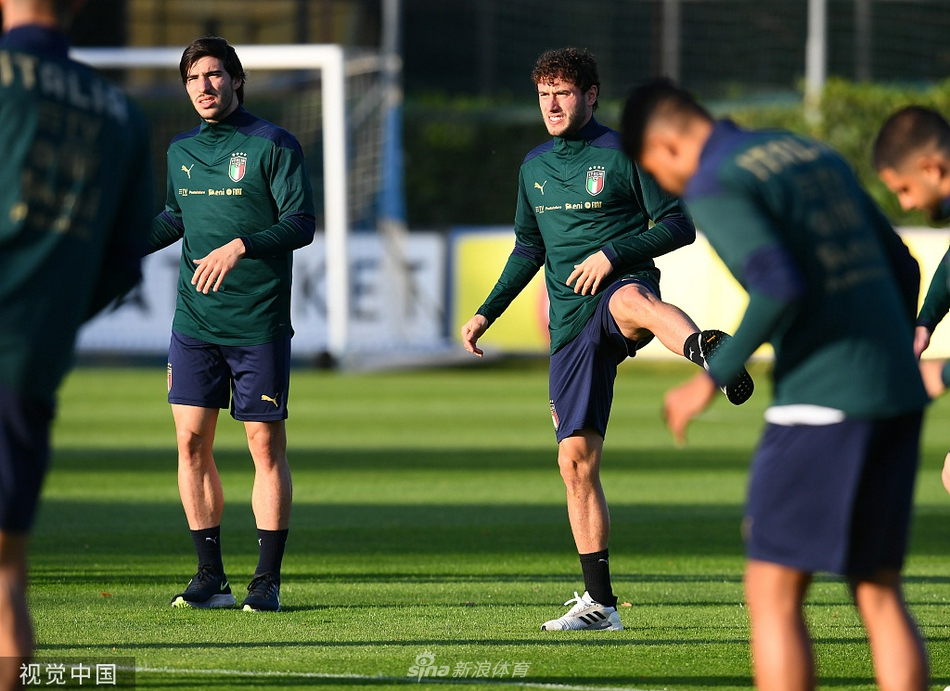 意大利队训练备战 全队拍摄大合影留念