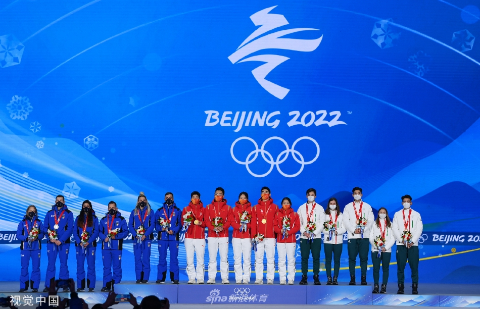 中国首金！短道速滑混合团体接力颁奖仪式