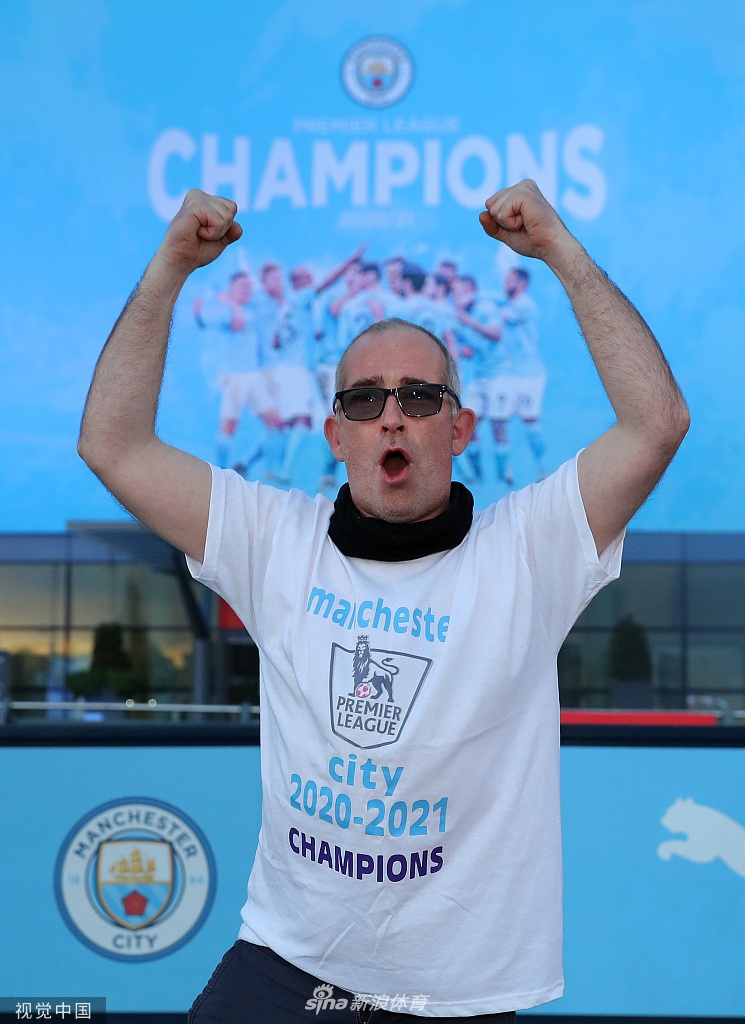 蓝色欢乐海洋！曼城夺冠球迷自发集体庆祝