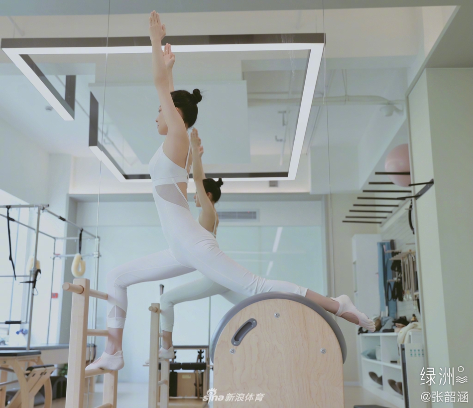 张韶涵晒健身美照 秀空中一字马