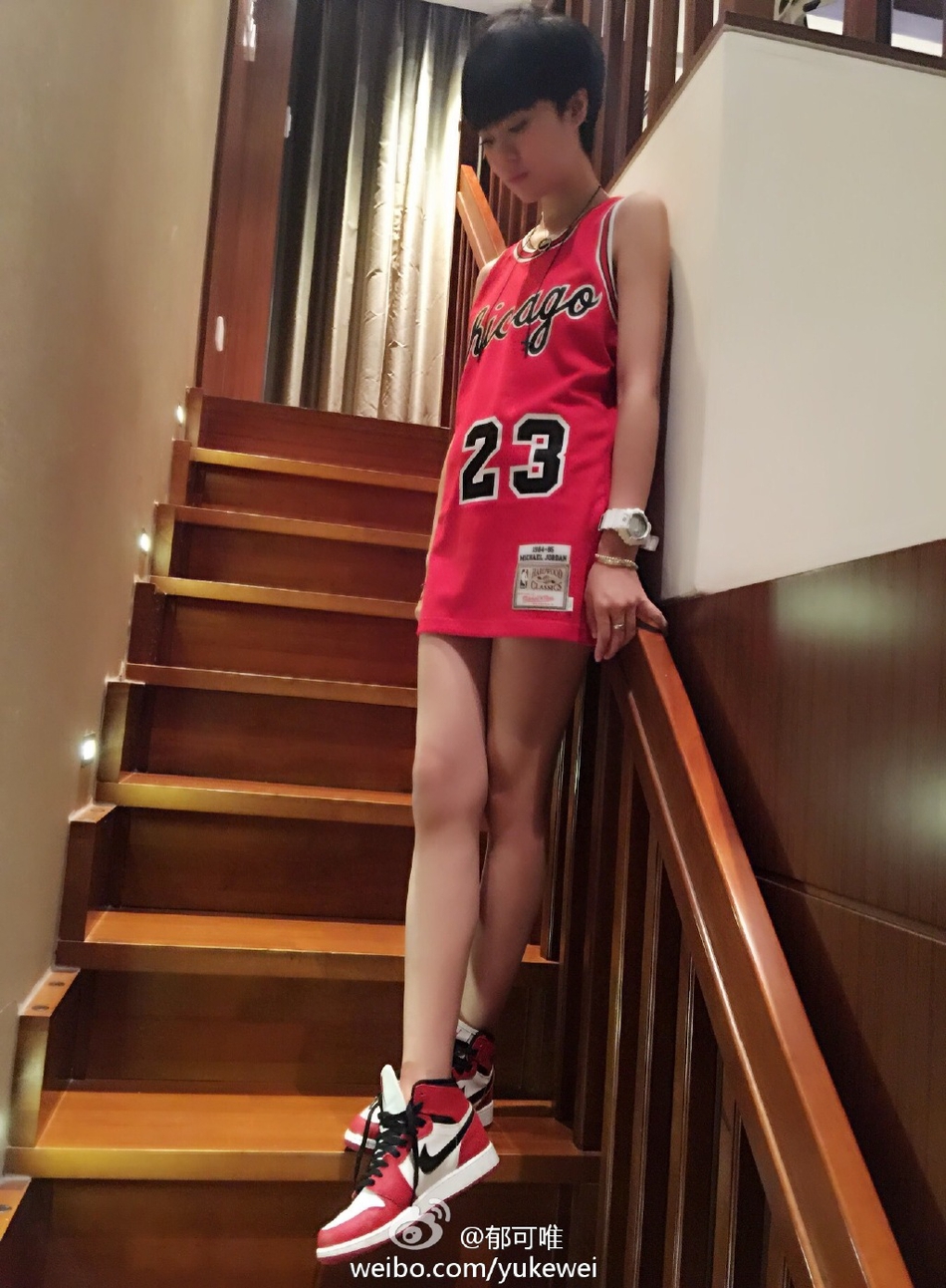 郁可唯美腿上热搜 她是铁杆乔丹粉丝