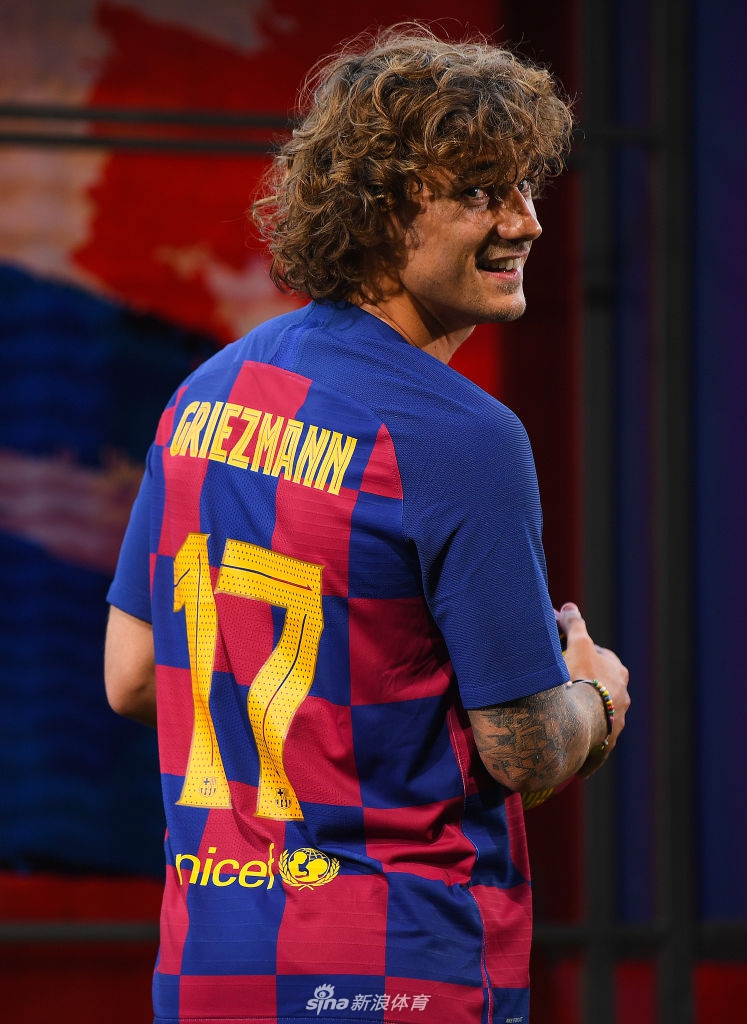 格列兹曼正式亮相巴萨 身披17号球衣
