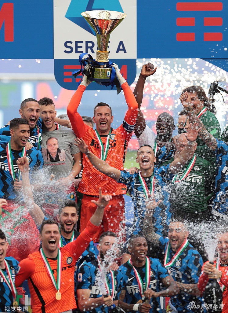 荣耀时刻！国米时隔11年再捧意甲冠军奖杯