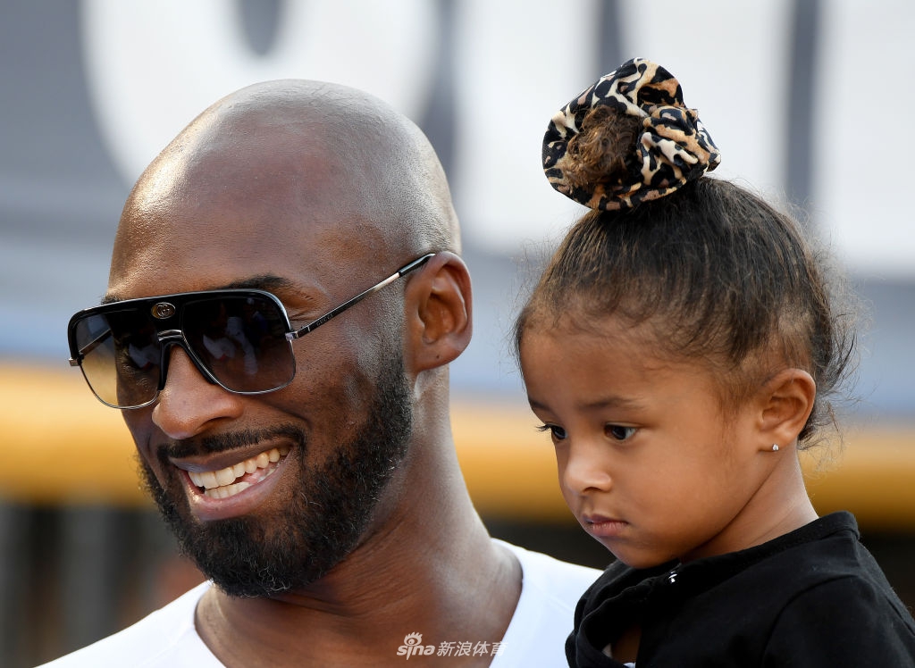 科比带全家看美国女足比赛 三个女儿谁更像爹