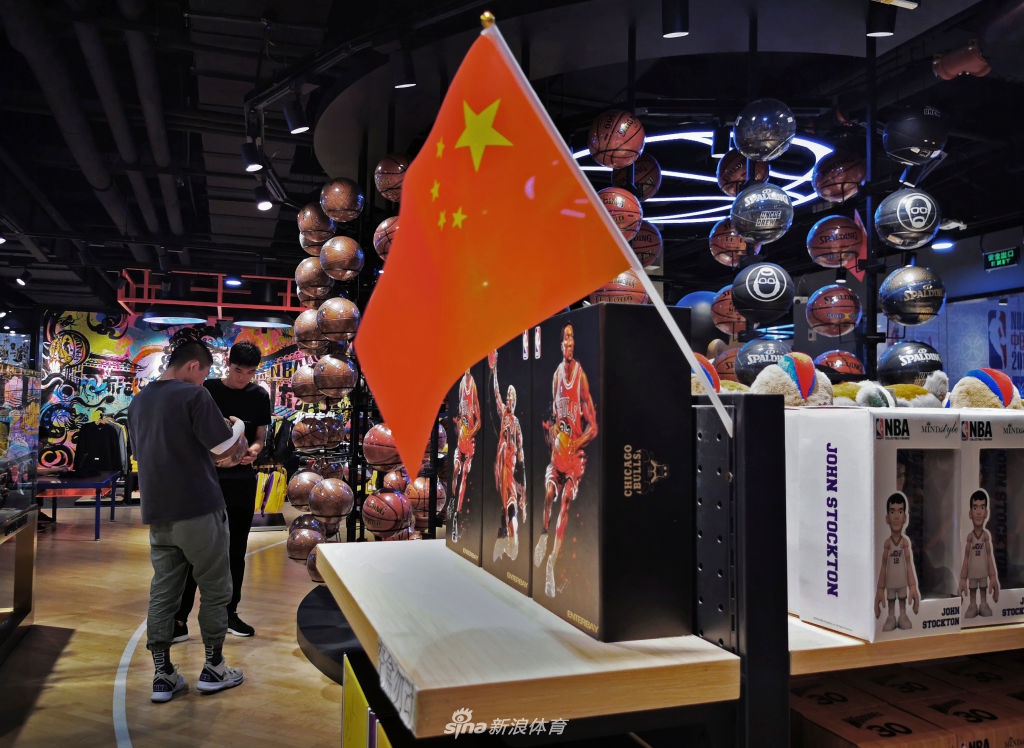 NBA北京旗舰店内随处可见五星红旗