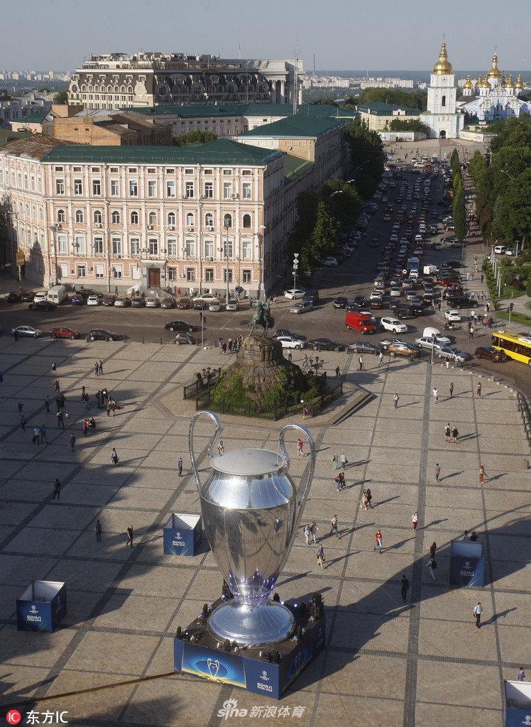 基辅静待欧冠决赛奖杯模型亮相广场