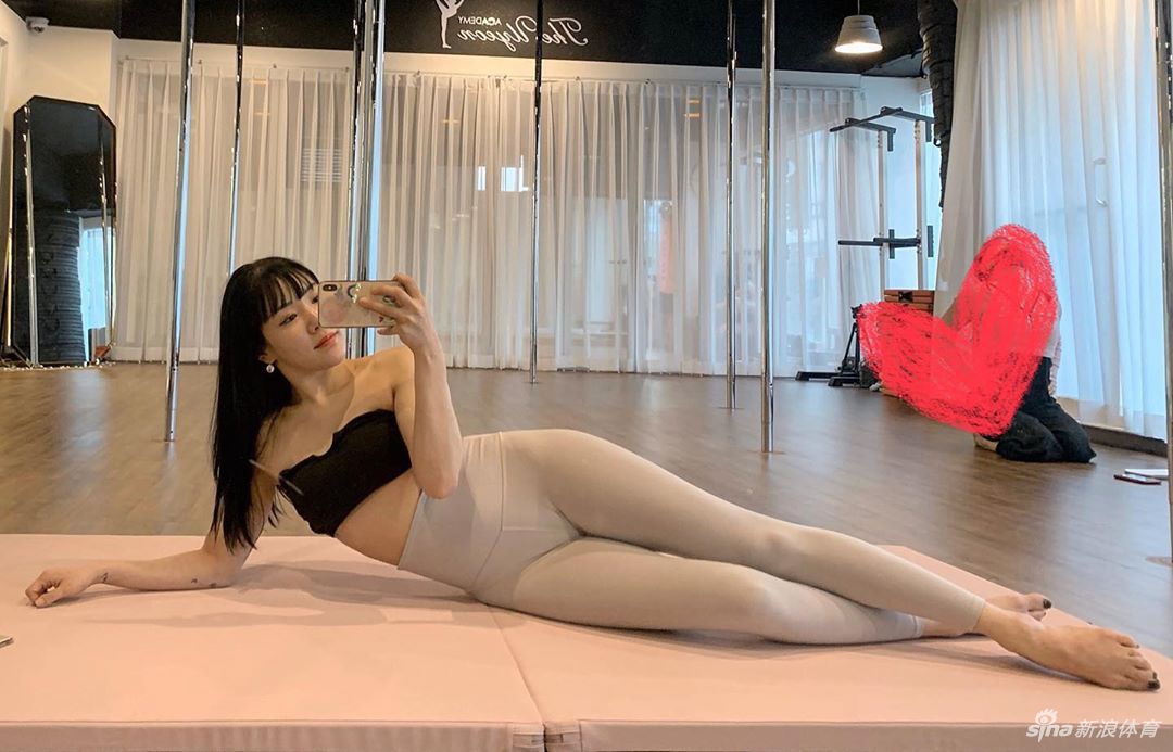 专业健美操运动员的日常 一字马长腿实在太美