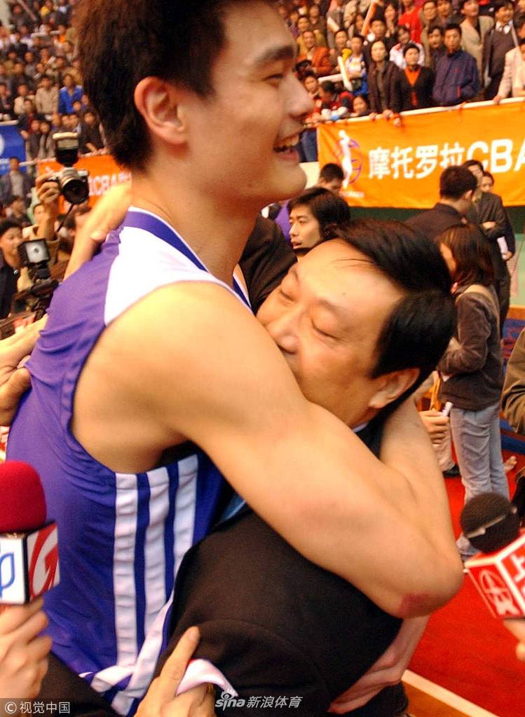 姚明与主帅李秋平