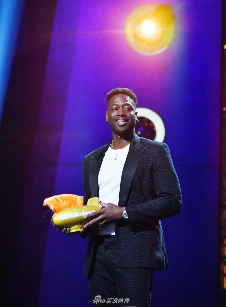 韦德获儿童运动选择奖传奇奖 秒变金人