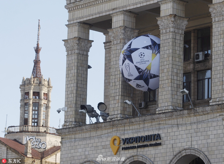 基辅静待欧冠决赛奖杯模型亮相广场