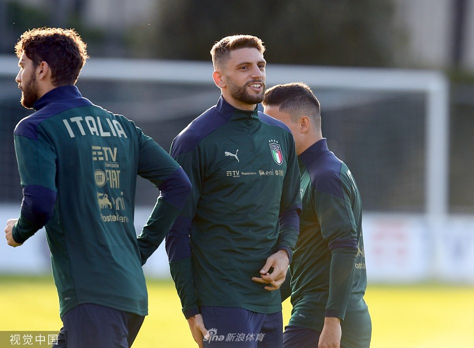 意大利队训练备战 全队拍摄大合影留念