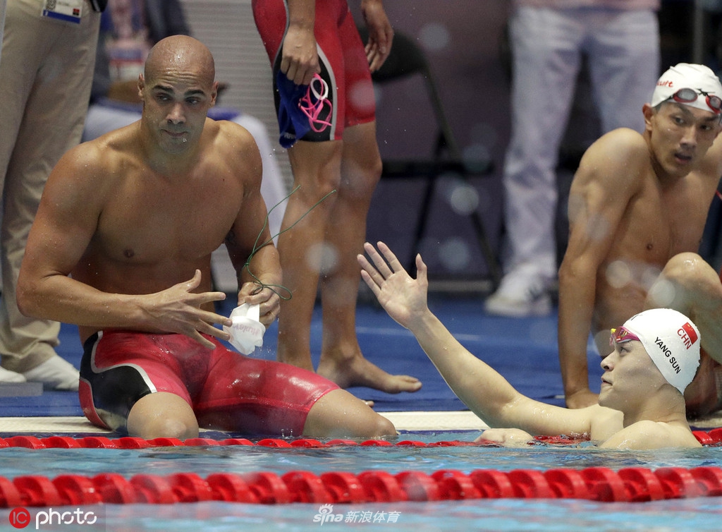 孙杨主动“握手”疑遭巴西选手拒绝