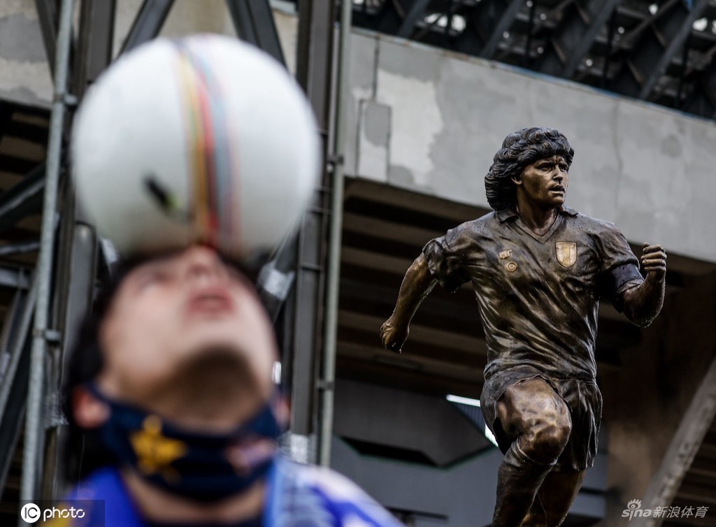 那不勒斯主场揭幕马拉多纳雕像