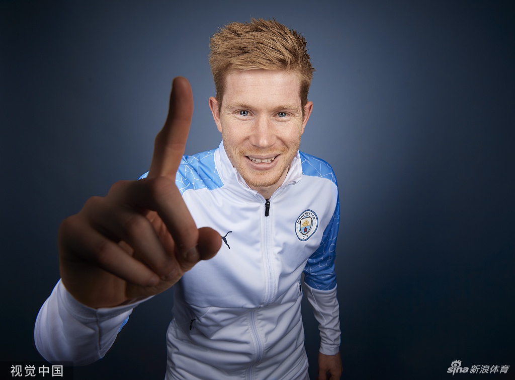 曼城拍摄欧冠决赛写真 德布劳内引领众星