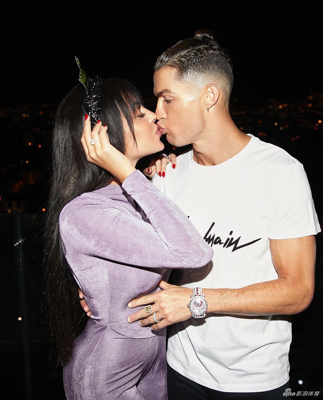 C罗女友晒泳装美照男友点赞 C罗：地球上最美的女人