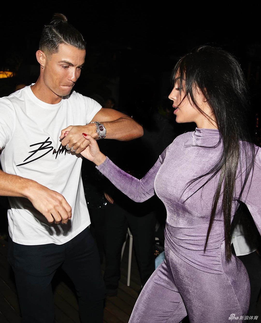 C罗女友晒泳装美照男友点赞 C罗：地球上最美的女人