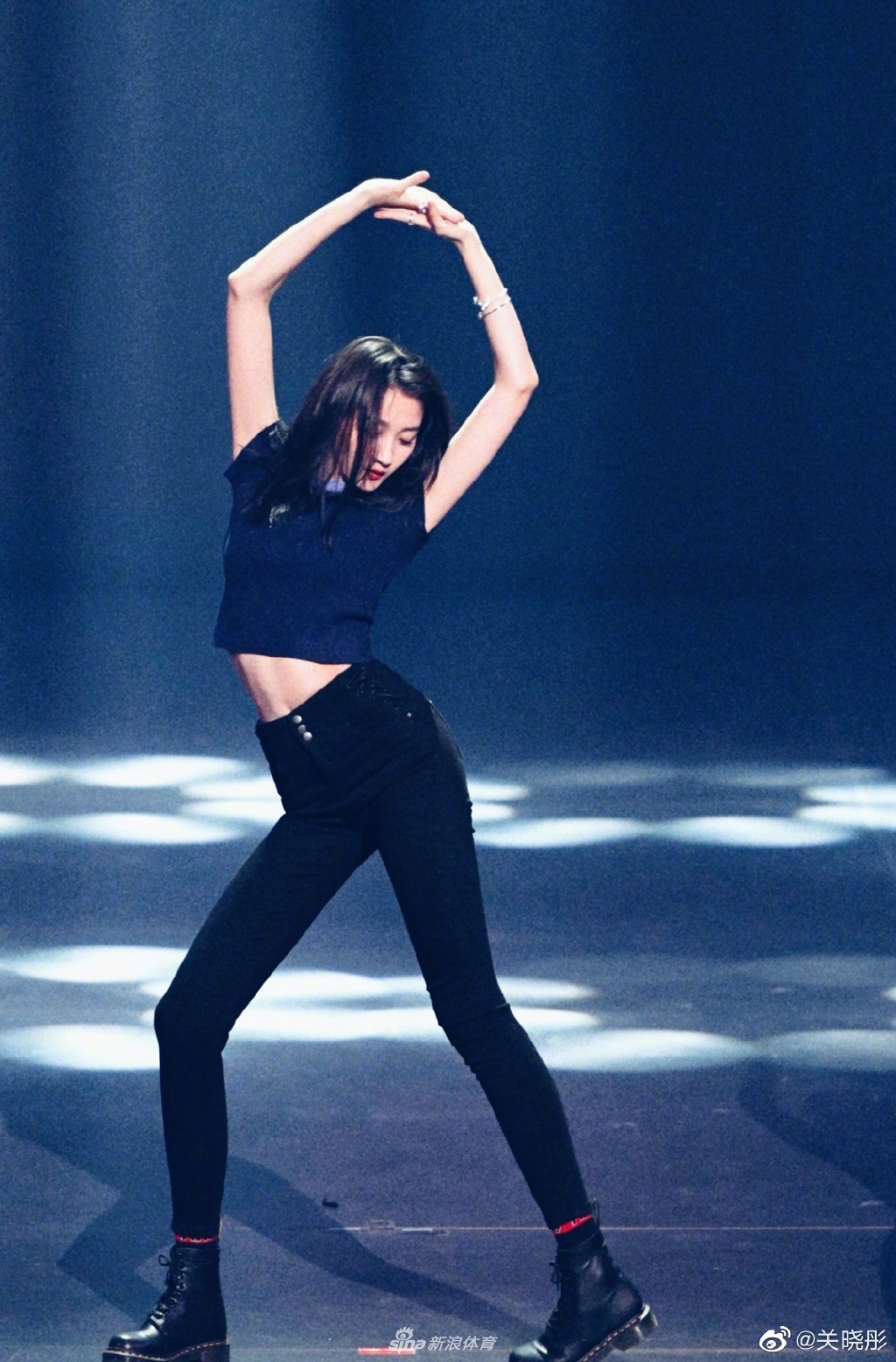 关晓彤晒健身照背部线条优越 生日愿望告别22岁的脂肪