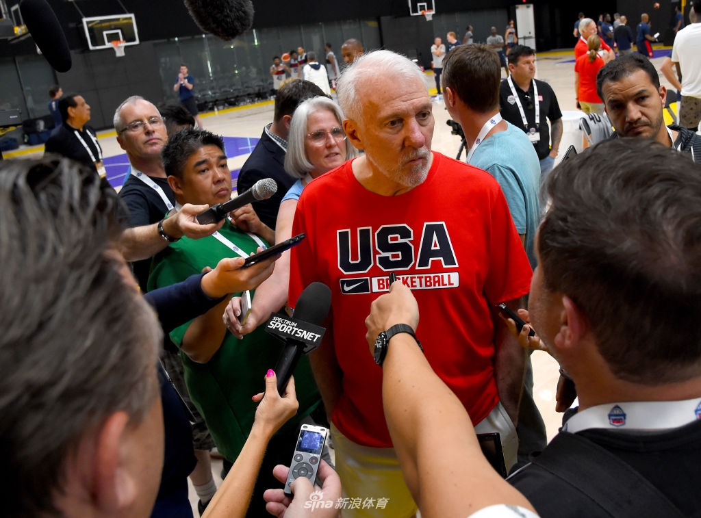 美国男篮训练库兹马成焦点 德罗赞+追梦场边打气