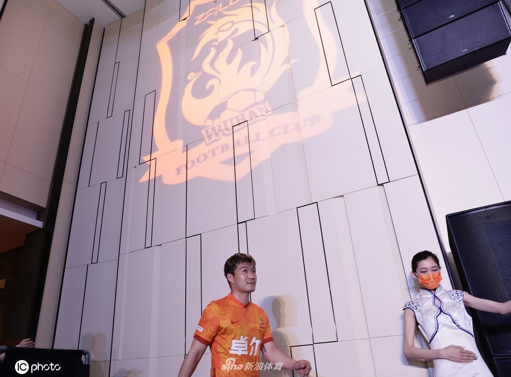 中超武汉队新赛季出征仪式 李霄鹏引领众人