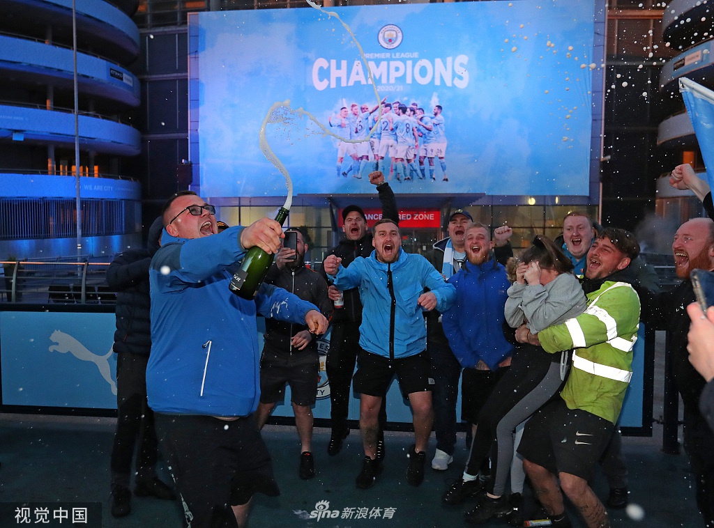 蓝色欢乐海洋！曼城夺冠球迷自发集体庆祝
