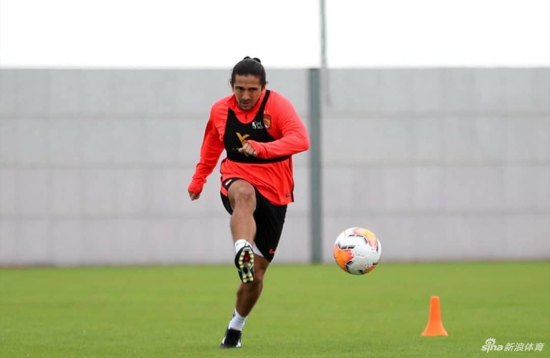 归化球员洛国富晒身穿恒大球衣训练照