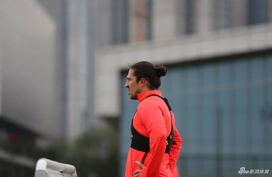 归化球员洛国富晒身穿恒大球衣训练照