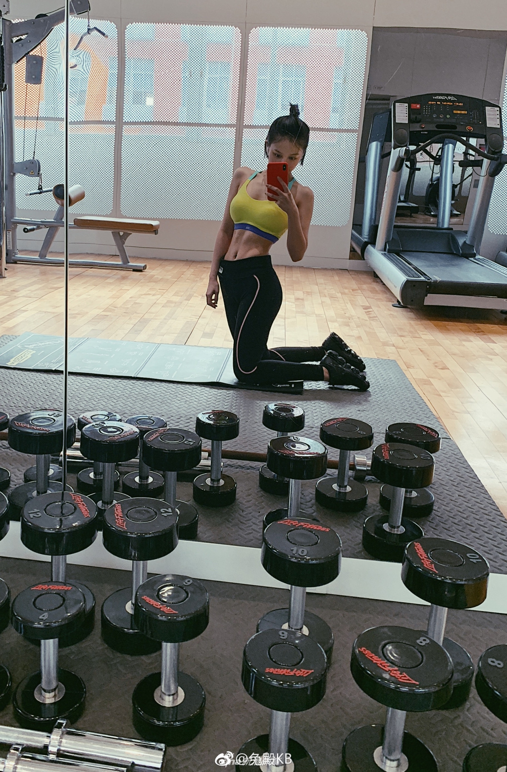 身材太辣了!网红小姐姐健身美照