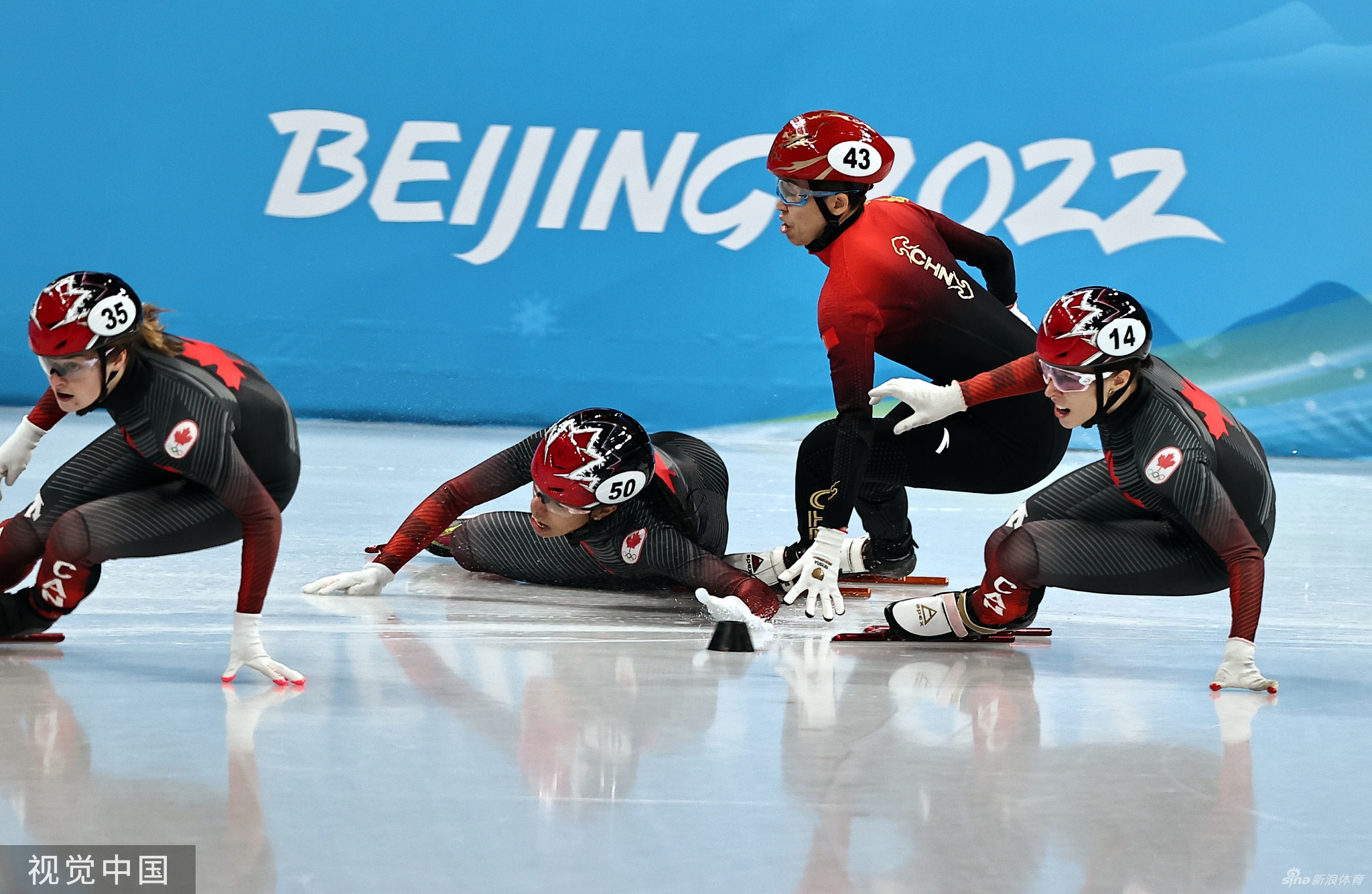 范可欣被撞出赛道