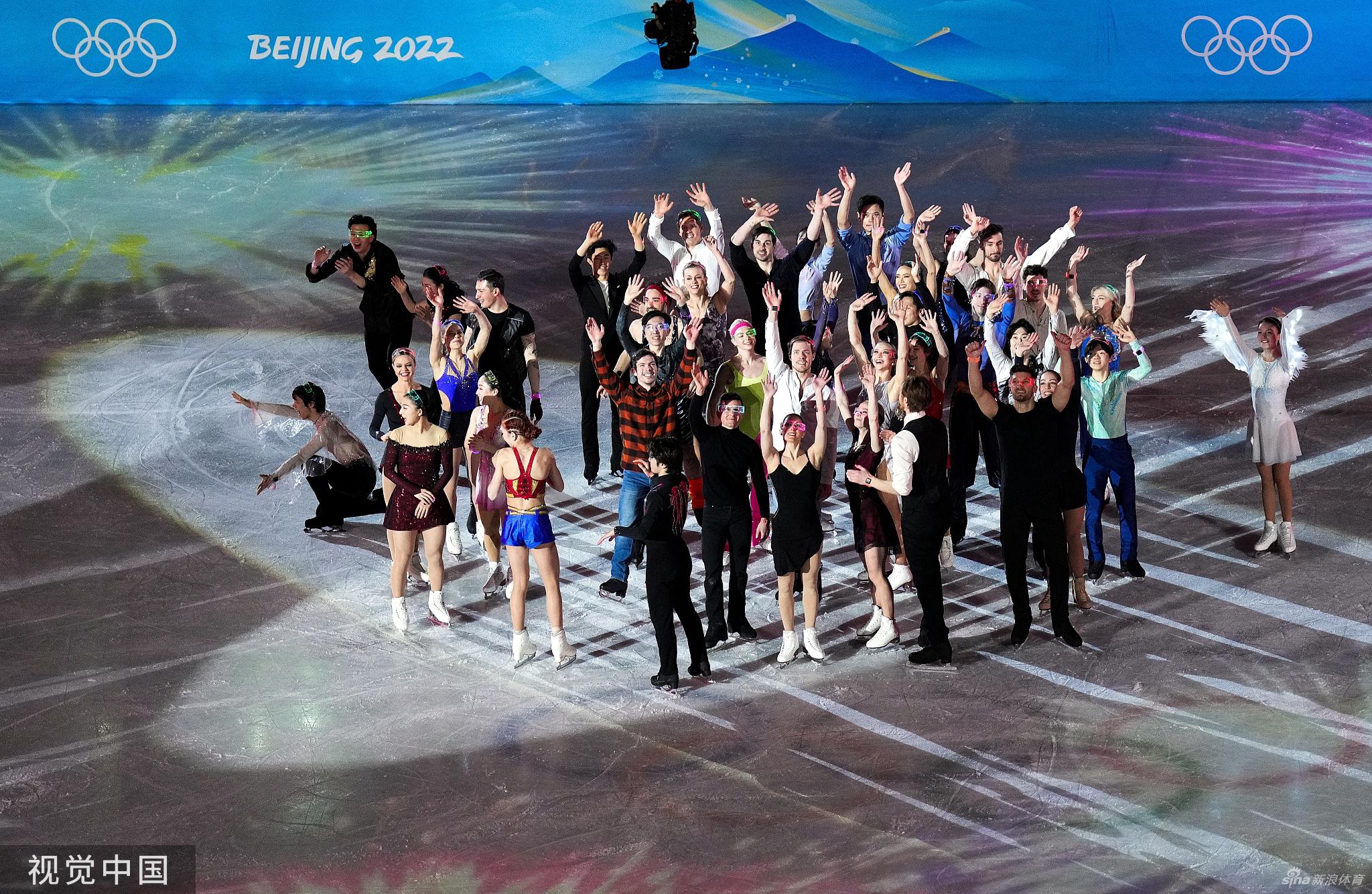 花滑表演赛选手返场 冰墩墩闪亮登场互动