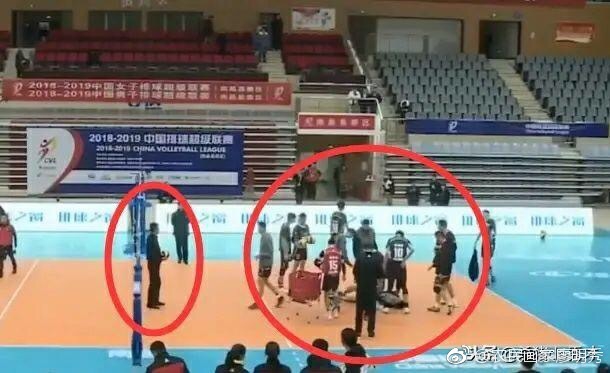 八一男排输球后主帅砸球员泄愤