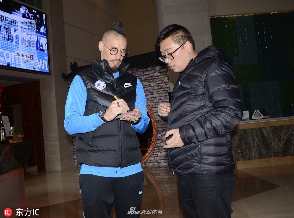 大连新外援哈姆西克亮相人气火爆