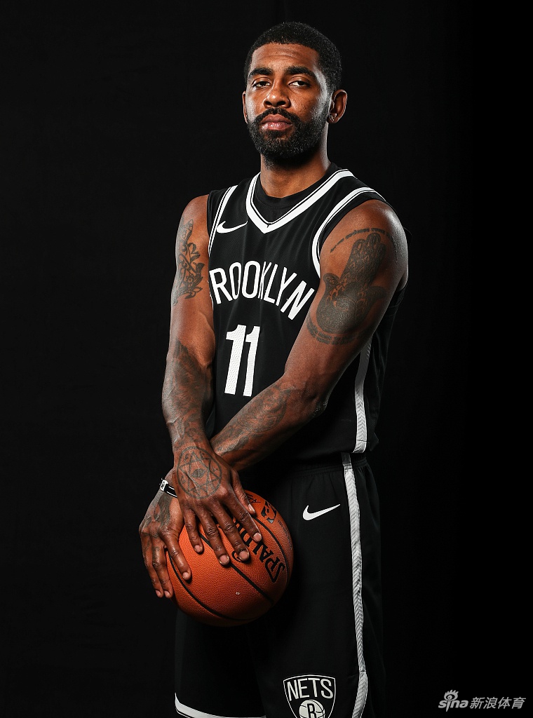 篮网队拍摄新赛季球员写真 杜兰特欧文造型满分