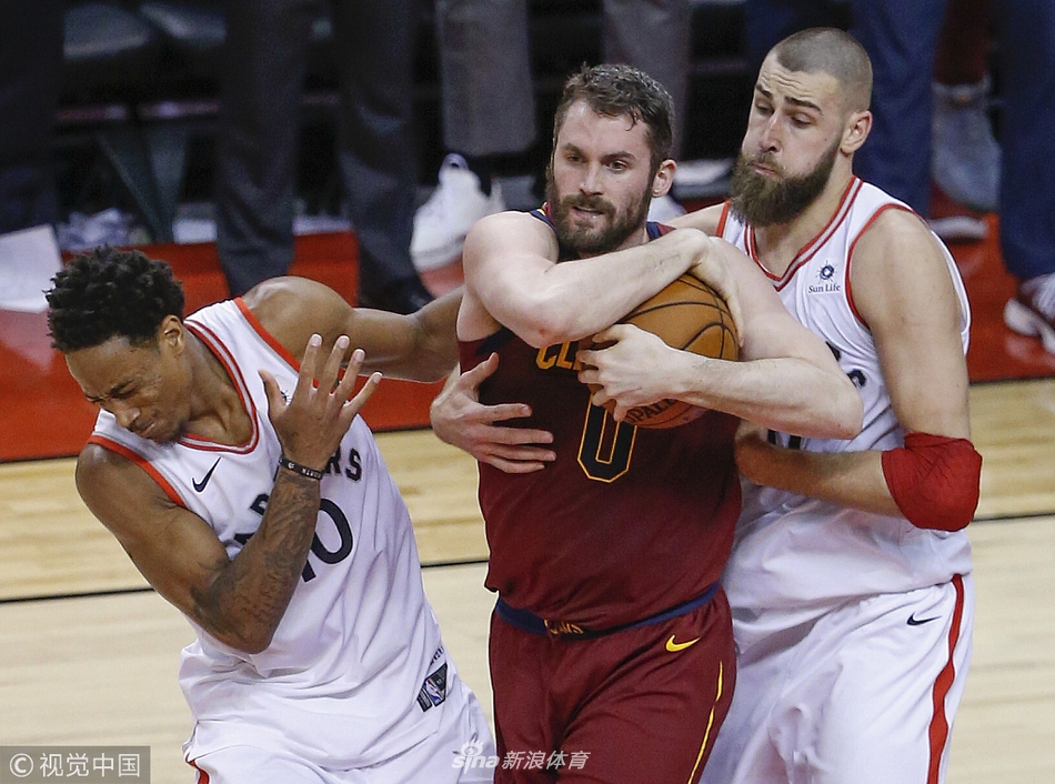 勒夫肘击德罗赞