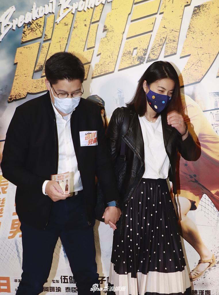 郭晶晶穿皮衣配波点裙优雅亮相 牵手霍启刚看电影超甜蜜