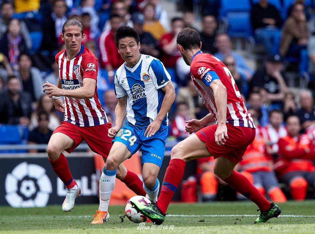 武磊遭遇双重夹击