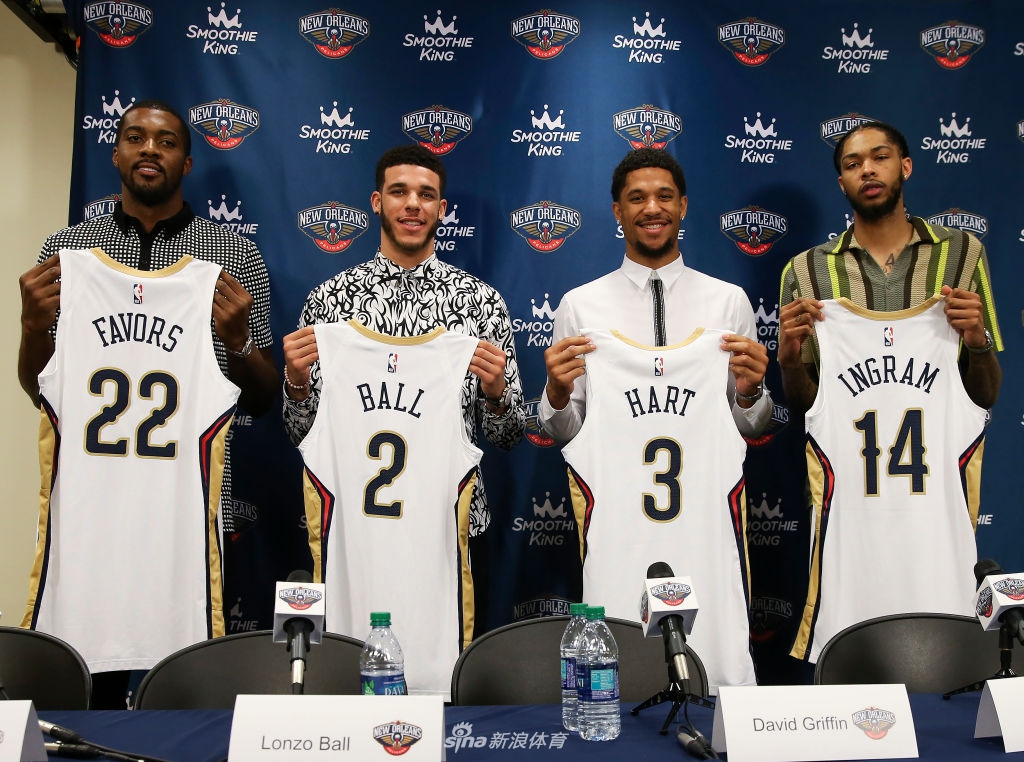 三少正式亮相鹈鹕 莺歌球哥拍摄球衣写真