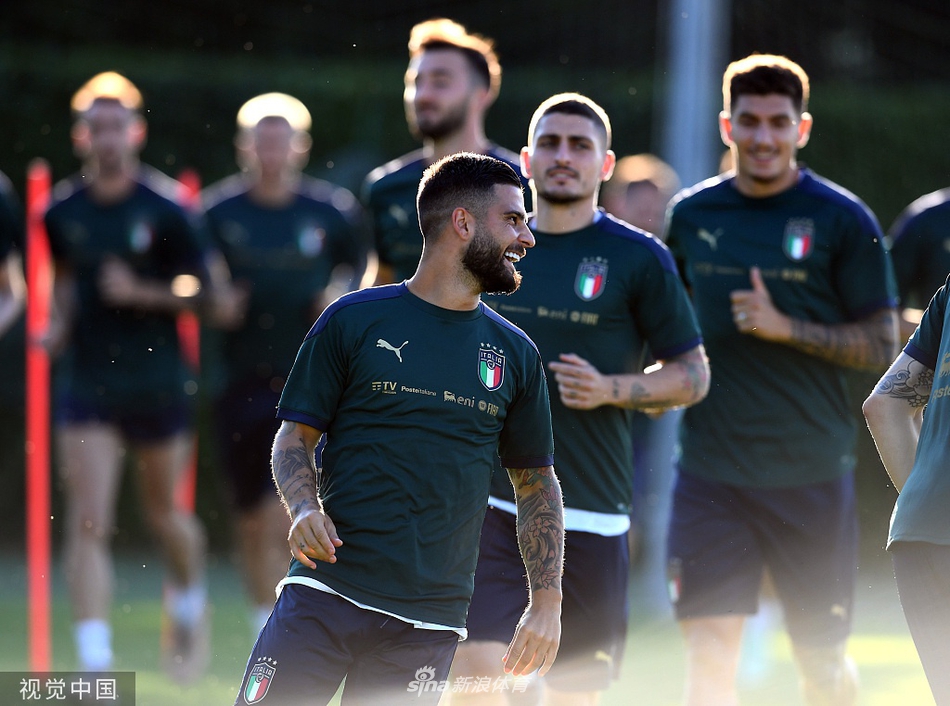 若日尼奥与维拉蒂两位中场大师在训练中通过慢跑调整身体状态，他们将在对阵比利时的比赛中肩负起控制节奏、串联攻防的重任。