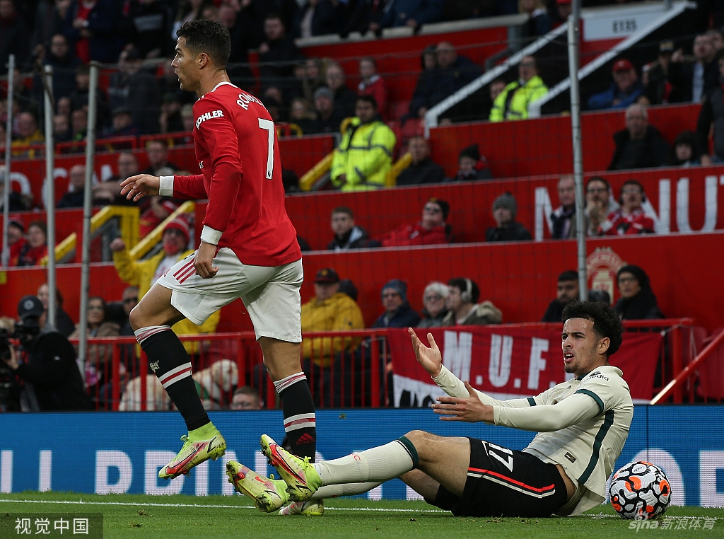 失去理智!C罗三脚踢人泄愤吃黄牌