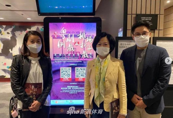 霍启刚郭晶晶挎编织袋出门 穿着朴素超接地气