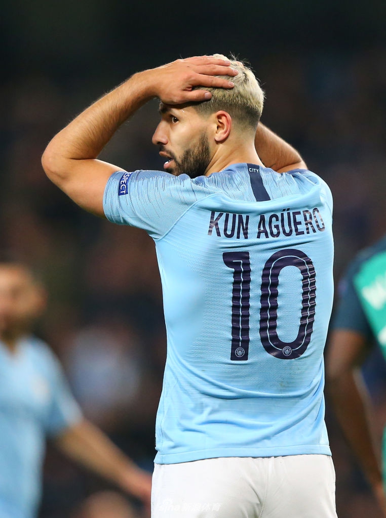 阿圭罗无奈抱头