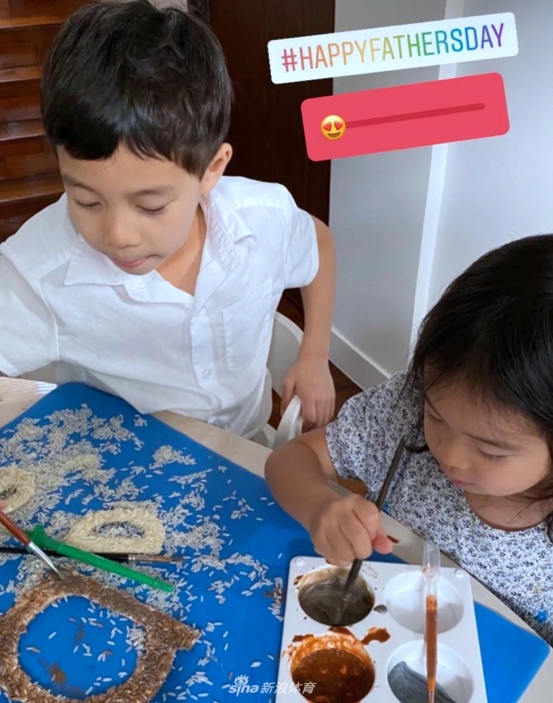 郭晶晶视角？霍启刚晒家庭照 抱俩子女看音乐会画面温馨