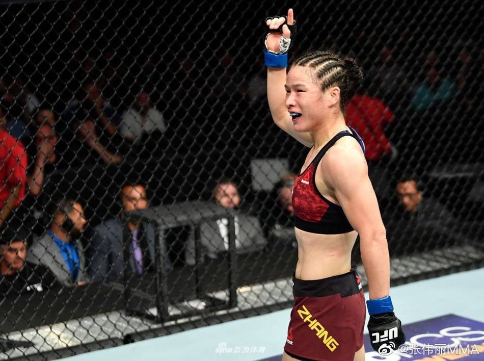 漂亮姐姐张伟丽黑白大片获赞无数 英姿飒爽气势十足