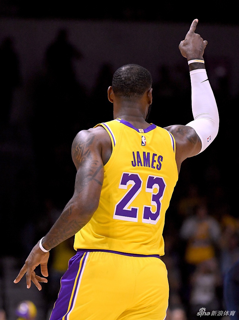 詹姆斯2年8500万提前顶薪续约湖人