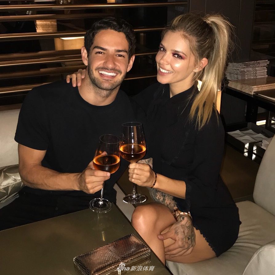 帕托与超模女友游巴黎 火辣熟女征服权健10号